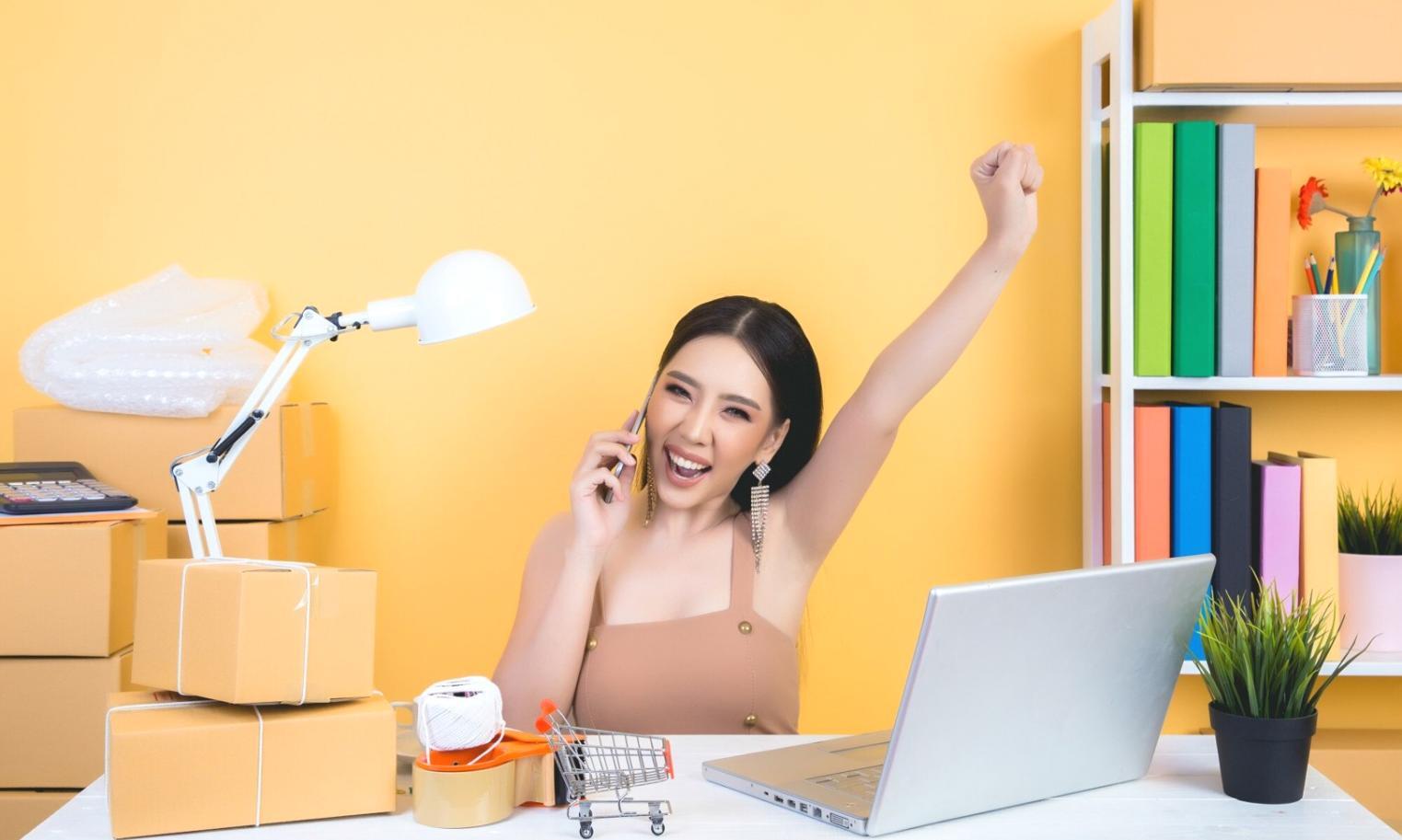 Prowadzący seminarium omawia aktualne dane rynkowe e-commerce